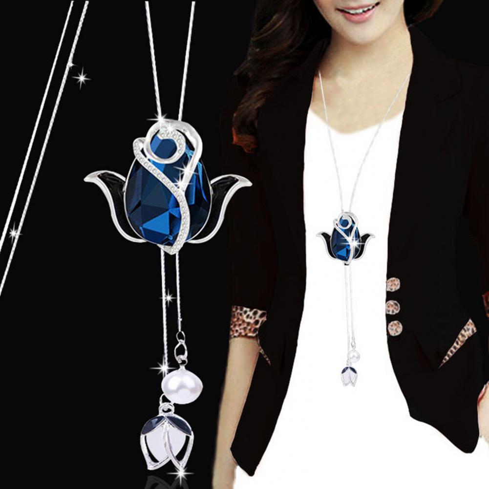 Rotating snowflake necklace